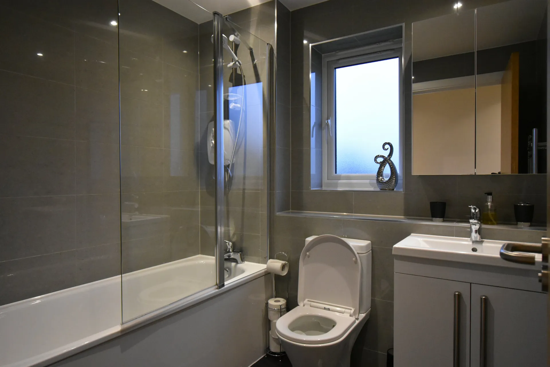 Apt 8 - London Heathrow Living Serviced Apartments by Ferndale